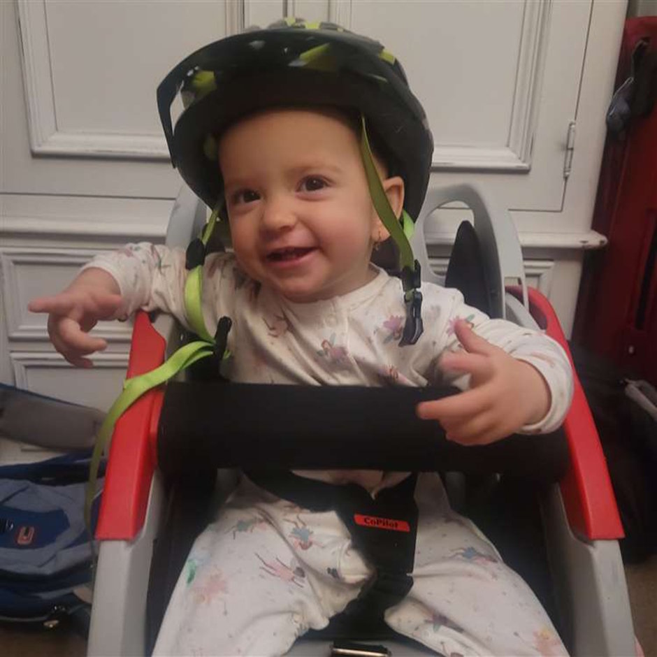 Little Ukrainian refugee Mariia whose mum received a free bike from Highlands For Ukraine along with a child bicycle carrier.